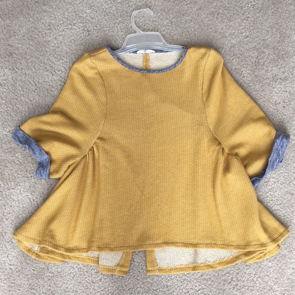 Yellow and gray short sleeve knit top.